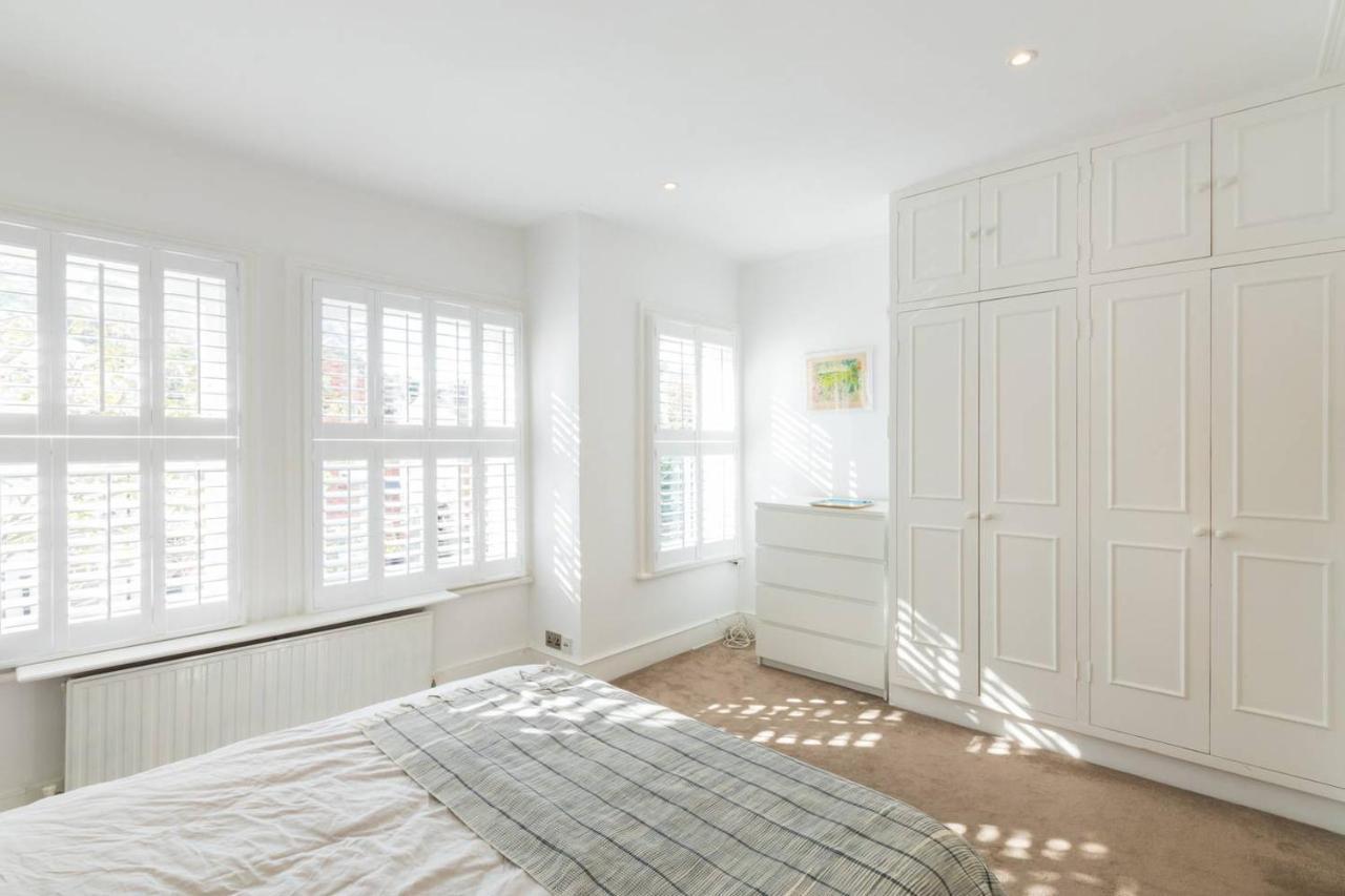 Casa de Férias Fabulous 4-bed House In Fulham With Garden!